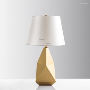 Bordslampor Postmodern LED -lampa Minimalistisk hemdeko -skrivning Ljusljusarmaturer för sovrummet Bedside