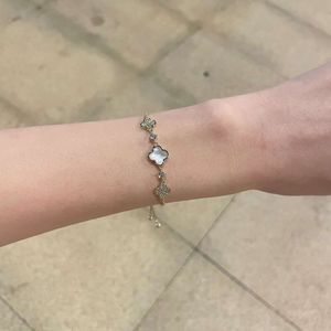 Classic Van Clover Armband Sweet and Delicate Micro-Set Diamonds Four-Leaf Clover Armband Pull Style Light Luxury High-klass eleganta kvinnors gåvor