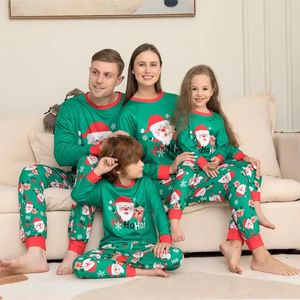 Aile Eşleşen Kıyafetler Avrupa ve Amerika Noel Sleepcoat İki Parça Noel Baba Baskı Ebeveyn Çocuk Set Moda Yuvarlak Boyun Uzun Kollu Pijama Takım 231107
