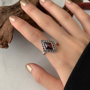 Pierścionki ślubne Wysokiej jakości styl vintage Rhombus Red Garnet Stone Thai Srebrny damski biżuteria dla kobiet prezenty świąteczne 230407