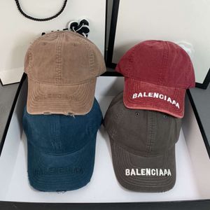 Bollkapslar Herr- och kvinnors designers Casquette Sports Denim Ripped Solid Color B Letter Outdoor Par Hats 20263