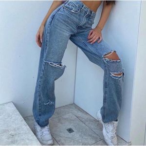 Kvinnors jeans 2023 Fashionabla Spring and Summer High midja Bulfing Ripped -knapp för kvinnor