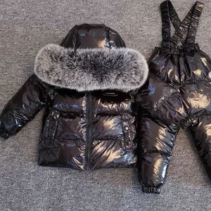 Set di abbigliamento Abbigliamento invernale per bambini Boutique Set da 2 pezzi Piumino Pantaloni con bretelle Collo in pelliccia grande Tuta da sci unisex calda e morbida 231108