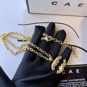 Charmig tjejhalsband utsökt högkänsla matchande guldpläterade halsband lyxiga designer smycken modedesign tillbehör parti utsökt par gåva
