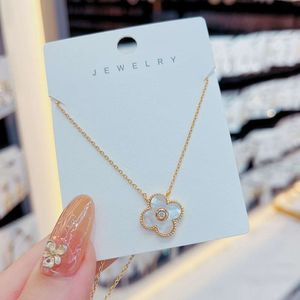 New Lucky Flower Single Diamond Four Leaf Grass Necklace with Light and Small Design Sense, High Grade Collar Chain, Elegant