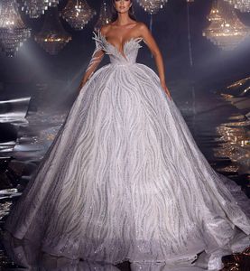 Luxury Ball Gown Wedding Dresses V Neck One Long Sleeve Sequins Applices Pärlade golvlängd Ruffles glittrande 3D spets diamanter brudklänningar plus storlek Vestido de Novia