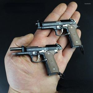 Dekorativa figurer 1: 3 Beretta Keychain Model 2023 Högkvalitativ metallpistolpistolminiatyr Herr- och kvinnors födelsedagspresenter