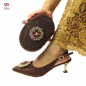 Scarpe eleganti Scarpe da donna nigeriane e borsa Set in colore caffè Décolleté da donna italiani di design di alta qualità per la festa di Natale 231108