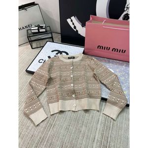 MM Family 23 Herbst/Winter neuer Full Jacquard Letter Stricker kleiner Strickjacken Stil Mode vielseitig runder Hals Strick Frauen