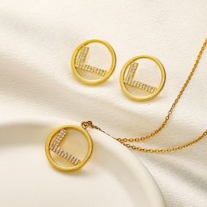 Regali romantici Set di gioielli Set di orecchini di collana di design Set di orecchini d'amore stile mini placcati in oro 18 carati Collana con ciondolo in cristallo con nuove lettere invernali