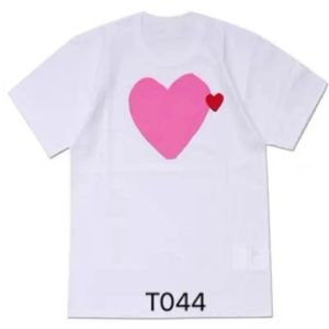 2024 Spela Mens T Shirt Designer Red Heart T Shirt Women Garcons Badge des Quanlity Tees Cotton CDG Embroidery Short Sleevesjv9