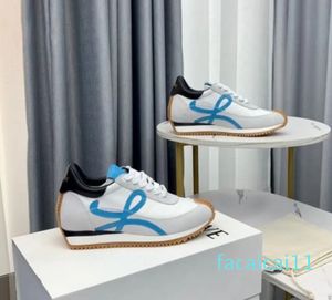 Le scarpe da ginnastica tedesche della generazione della coppia sono le più veloci da acquistare e sviluppare la versione originale online