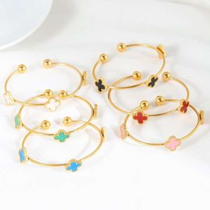 Bracciale in erba a quattro foglie in acciaio al titanio alla moda e affascinante placcato con apertura in oro 18, misura regolabile, squisita luce colorata