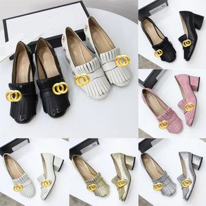 Klasik Orta Topuklu Tekne Ayakkabıları Kadın Tasarımcı Ayakkabı Deri Kalın Topuk Yüksek Topuklu% 100 Cowhide Püsküller Yuvarlak Kafa Metal Düğmesi Kadın Moda Elbise Ayakkabıları