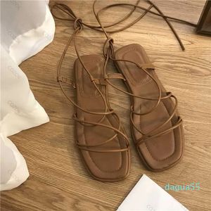 Sandaler Sandaler Kvinnor Summer 2023 Beach Fashion Sexig platt casual cross-Tie Open Toe Fairy Style smala bandskor Black Rom Sandaler Y2304