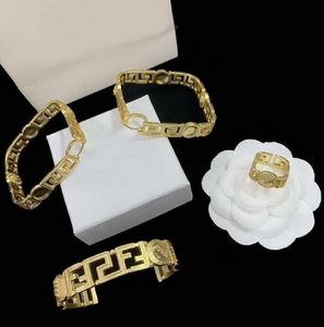 Lussuose collane dal nuovo design scavano il braccialetto placcato oro 18 carati collana braccialetto orecchini da donna set regalo di gioielli di design stile neutro HMS27 --0022