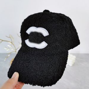 Lyxdesigner märke dubbla bokstäver plysch cap baseball hattar mode män kvinnor tjock hatt höst vinter hantverk man klassisk stil solskade sömnad baseball mössor