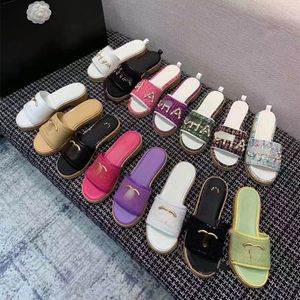 Hög upplaga xiaoxiang färg flätade ett ord tofflor kvinnor 2023 nya tjocka bottenbroderier utanför slitage tjocka häl sandaler