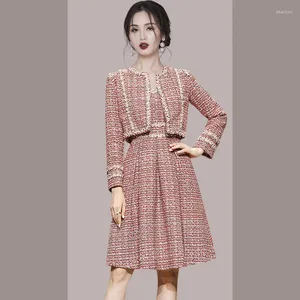 Arbetsklänningar lyxiga tweed Tvådelat höst Vinterkvinnor Beading Tassel Pink Short Jacke Coat and Vest Woolen Midi Ball Gwon Dress Suits