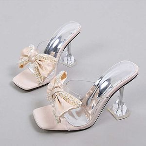 Nya tofflor ny stil rosa kvinnor tofflor sandaler mode pärla bowknot höga klackar pvc transparenta skor sommar mule glid pumpar 230406