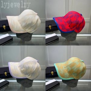 Färgglada monterade hattar duk designre kepsar bomullsmaterial bokstäver mönster kreativ gorra sportstil justerbar spänne beseball hattar för tonåring flickor pj050 c23