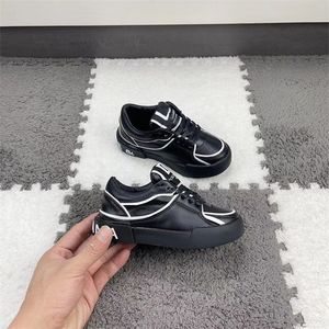 2023 Tendência de inverno Comércio estrangeiro Sapatos clássicos da moda Carta casual Verifique os sapatos infantis de renda plana completa, tamanho 26-35cm Q29