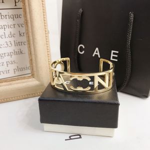 Pulseira de design banhado a ouro 18K Charm Cuff Bracelet Classic Design Love Jewelry Spring Brand Women's Bracelet Wedding Party Family Gifts Jewelry Wholesale