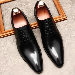 ドレスシューズ到着男性の靴靴本物のレザーデザイナーオックスフォードフォーマルな結婚式のオフィスブローグビジネスブラックブラウン