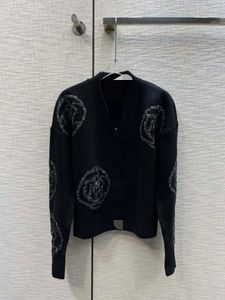 1106 Otoño de 2023 marca mismo estilo suéter de manga larga con cuello en V ropa de mujer de alta calidad para mujer weilanQ177