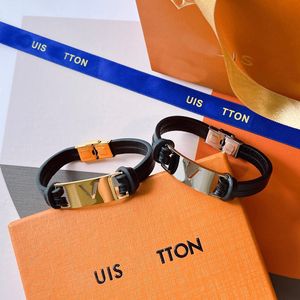 Luxusdesigner Lederarmband Armband für Männer 18K Gold plattiert Modedesign Populärer geprägter Briefmarkenbriefe Accessoire