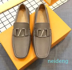 Män designer loafers skor lyxiga italienska klassiker guldmockasiner klänning skor svart vitt äkta läder kontor bröllop walk drive skor storlek