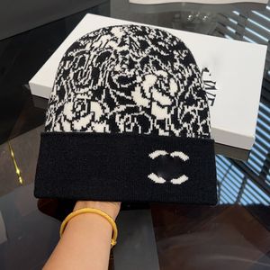 24 estilo clássico designer outono inverno estilo quente gorro chapéus homens e mulheres marca de moda dupla letra c universal boné de malha outono lã ao ar livre quente crânio bonés