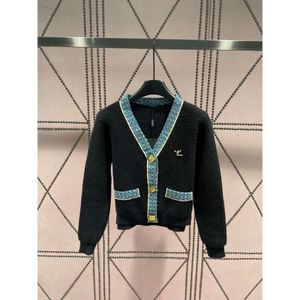 2023 Early Autumn New V-neck Color Matching with Cardigan Sweater Neckline Beads Imitation Denim Design Letter Breast Pin