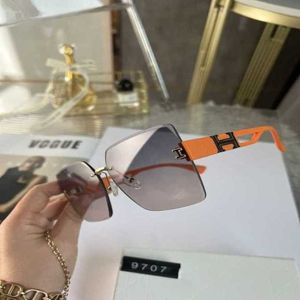 Luxus-Designer-Sommer-Sonnenbrille Letter Orange Frameless Female Summer Sunscreen ins White