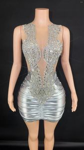 Saias ZD Sparkly Strass Verão Vestido Curto Sexy Malha Transparente Aniversário Noite Celebridade Desempenho Traje Stage Wear