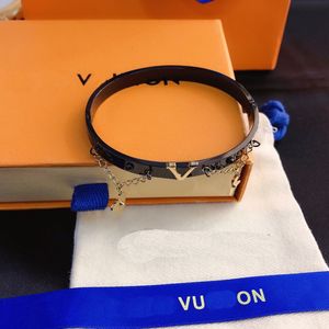 VLetter Luxury Designer Bangle Bracelet Pendant Black Coated Fashion Design Popular Embossed Stamp Brand Letters Accessory