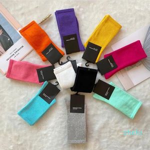 2023 Sole Sports Socks زوجين أنابيب الشخصية تصميم أنثى المعلم على غرار مدرسة مختلطة اللون بالجملة n مع العلامات