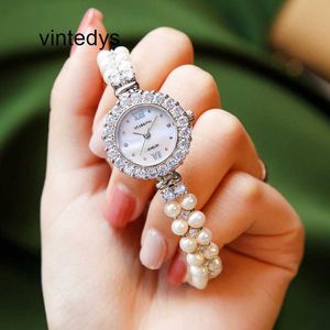 Orologio al quarzo Nuovo orologio decorativo cinese da donna di alta precisione Diamanti rotondi alla moda d'acqua dolce naturale bianca
