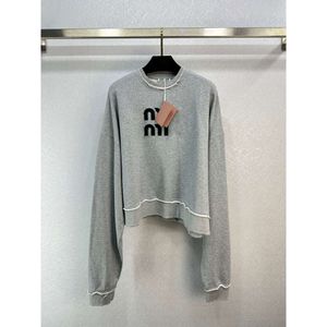 23 Inizio Autunno Nuovo MIU South Oil Age Riduzione Versatile Moda Sottile Lettera Ricamata a Spirale Modello di Giunzione Maglione Pullover per Le Donne