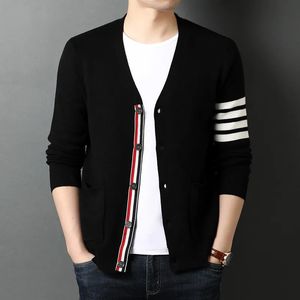 Men's Jackets Top Grade Autum Winter Brand Fashion Knitted Men Cardigan Sweater Black Korean Casual Coats Jacket Mens Clothing M-3XL 231108