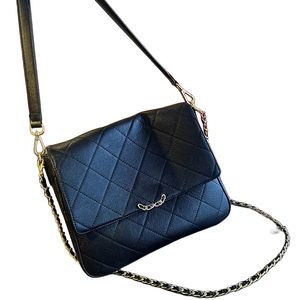 Oco Out Emblem Mulheres Flap Crossbody Bolsa Hardware Dourado Bolsa De Luxo Matelassê Corrente De Couro Tendência Elegante Mala Clássica Portátil Pochette Bolsa Chave 28 CM