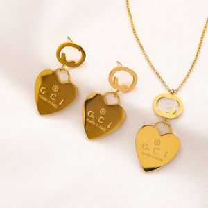 Set di gioielli regalo di Natale in boutique Collana con pendente a cuore d'amore da donna nuova Collana con orecchini pendenti con lettera in argento 925 Set di gioielli di nuovo stile