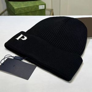 Cappellini con teschio Designer 13 stili Marchio di moda Triangolo Lettera Cappelli lavorati a maglia di lana Berretto Berretto Autunno Inverno Unisex aderente Colore caramella Cappello con pompon in cashmere Regalo di Natale