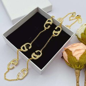 Designer Classic Letter V Lies Jewelry New Brass Material Inlaid Water Diamonds Exquisite Simple Versatile Fashion Jewelry