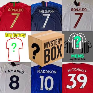 MYSTERY BOX Soccer Jerseys Promoção de liquidação 18/19/20/21/21/22/23/24 Temporada Camisas de futebol de qualidade tailandesa Tops todas as novas camisas Wear Store Hot Roma