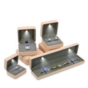 Cajas de joyería Caja de pendiente de anillo de boda con luz LED con almacenamiento de exhibición Caja de joyería colgante de lujo para regalo de cumpleaños 231108