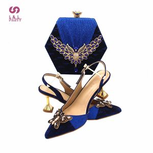 Abendschuhe, besonderes Design, nigerianische Damen-Schuhe und Taschen-Set in Königsblau, hochwertig, verziert mit Strasssteinen für die Hochzeit 231108