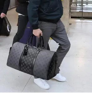 Klassisk designer Duffle Bag Pu Leather Weekend Travel Bag för män och kvinnor Creative Black Floral Stitched Tygväska 50 cm stor kapacitet Tygväska Bagage