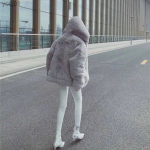 Pelliccia da donna Pelliccia sintetica Coreano Addensato Visone Cappotto di velluto Abbigliamento invernale da donna Nuova versione giacca Allentato Imitazione Pelliccia di coniglio Cappotto di pelliccia con cappuccio in pelucheL231121