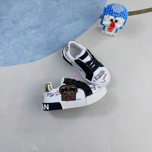 Scarpe da skateboard di marca per bambini Sneaker per bambini con graffiti in morbida pelle ricamata stampata per bambini